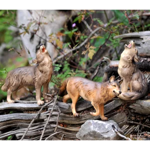 Groupe de 3 loups sculptés en bois, 6,5 et 8cm
