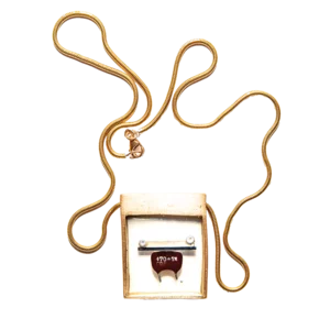 Quadratischer Anhänger aus Bronze und Harz, 3x3cm Halskette, 80cm / 50cm
